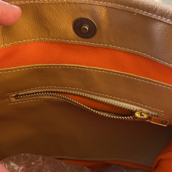 NWOT Handbag  Snap Closure  Interior & Exterior Pockets with Zippers Made In USA - Picture 6 of 7